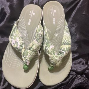 Cloud steppers by Clark’s women, Arla Gibson H thong sandals